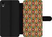 Bookcase Geschikt voor iPhone XR telefoonhoesje - Design - Retro - Oranje - Abstract - Met vakjes - Wallet case met magneetsluiting