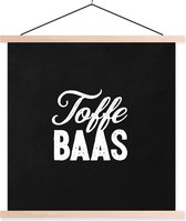 Posterhanger incl. Poster 90x90 cm - Schoolplaat - Quotes - Spreuken - Wit - 'Toffe baas' - Textielposter - Blanke latten
