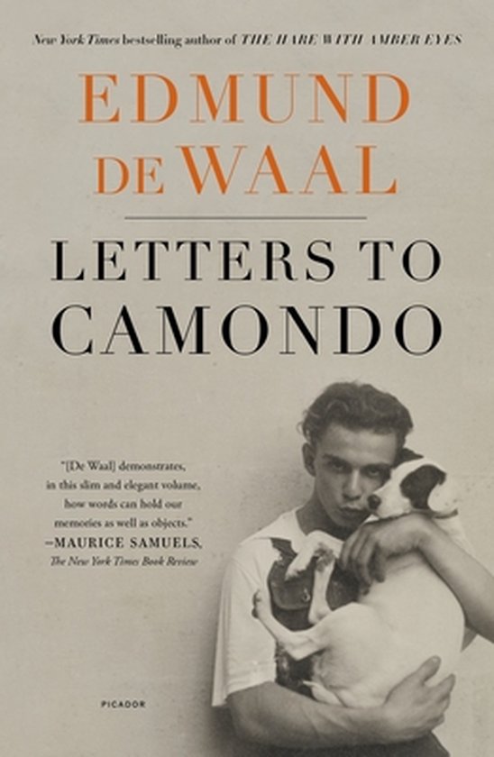 Boek kaft met de titel 'LETTERS TO CAMONDO' van EDMUND DE WAAL. Een jongeman met een hond op zijn arm.