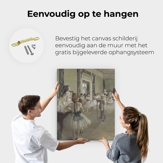Un couple accroche une peinture de danseurs de ballet dans un studio.