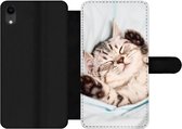 Bookcase Geschikt voor iPhone XR telefoonhoesje - Kitten - Grappig - Bed - Kinderen - Jongens - Meisjes - Kids - Met vakjes - Wallet case met magneetsluiting