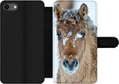 Bookcase Geschikt voor iPhone SE 2020 telefoonhoesje - Jong fjord paard bedekt met sneeuw - Met vakjes - Wallet case met magneetsluiting