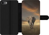 Bookcase Geschikt voor iPhone SE 2020 telefoonhoesje - Olifant - Dieren - Gras - Natuur - Met vakjes - Wallet case met magneetsluiting