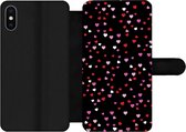 Bookcase Geschikt voor iPhone XS Max telefoonhoesje - Een illustratie met hartjes op een zwarte achtergrond - Met vakjes - Wallet case met magneetsluiting