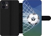 Bookcase Geschikt voor iPhone 12 telefoonhoesje - Een illustratie van een voetbal in het net -Jongens - Meisjes - Kinderen - Met vakjes - Wallet case met magneetsluiting