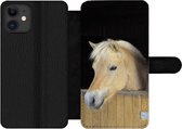 Bookcase Geschikt voor iPhone 12 Pro Max telefoonhoesje - Fjord paard in een houten stal - Met vakjes - Wallet case met magneetsluiting