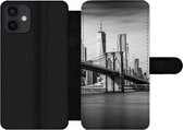 Bookcase Geschikt voor iPhone 12 telefoonhoesje - Architectuur - New York - Brooklyn Bridge - Water - Zwart wit - Met vakjes - Wallet case met magneetsluiting