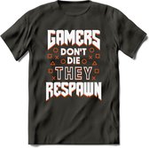 Gamers don't die T-shirt | Oranje | Gaming kleding | Grappig game verjaardag cadeau shirt Heren – Dames – Unisex | - Donker Grijs - M