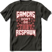 Gamers don't die T-shirt | Neon Rood | Gaming kleding | Grappig game verjaardag cadeau shirt Heren – Dames – Unisex | - Donker Grijs - XL