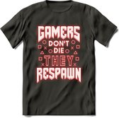 Gamers don't die T-shirt | Neon Rood | Gaming kleding | Grappig game verjaardag cadeau shirt Heren – Dames – Unisex | - Donker Grijs - L
