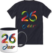 26 Jaar Vrolijke Verjaadag T-shirt met mok giftset Zwart | Verjaardag cadeau pakket set | Grappig feest shirt Heren – Dames – Unisex kleding | Koffie en thee mok | Maat XXL