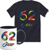 62 Jaar Vrolijke Verjaadag T-shirt met mok giftset Zwart | Verjaardag cadeau pakket set | Grappig feest shirt Heren – Dames – Unisex kleding | Koffie en thee mok | Maat XXL