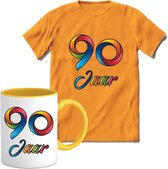 90 Jaar Vrolijke Verjaadag T-shirt met mok giftset Geel | Verjaardag cadeau pakket set | Grappig feest shirt Heren – Dames – Unisex kleding | Koffie en thee mok | Maat L