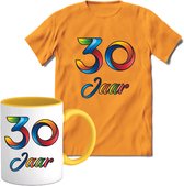 30 Jaar Vrolijke Verjaadag T-shirt met mok giftset Geel | Verjaardag cadeau pakket set | Grappig feest shirt Heren – Dames – Unisex kleding | Koffie en thee mok | Maat L