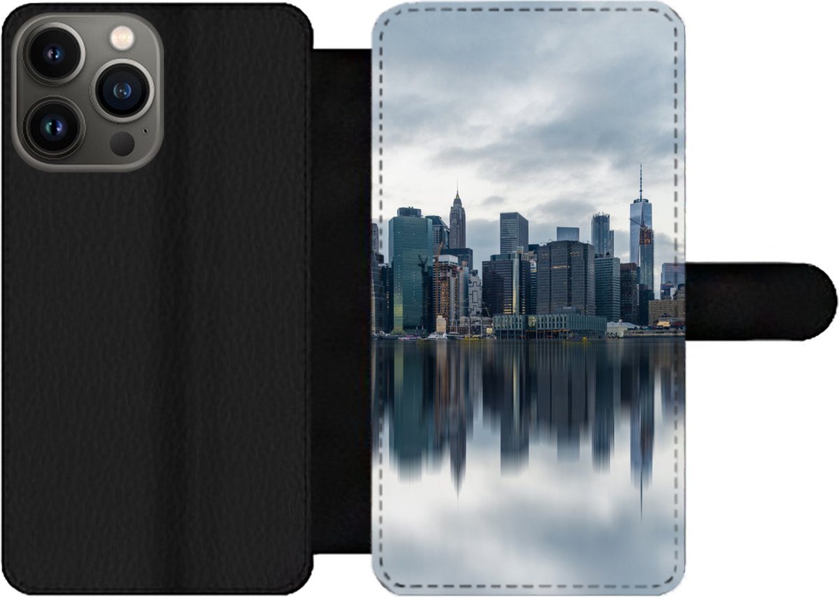 Telefoonhoesje Geschikt voor iPhone 13 Pro Max telefoonhoesje - New York - Skyline - Reflectie - Met vakjes - Wallet case met magneetsluiting