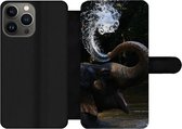 Bookcase Geschikt voor iPhone 13 Pro Max telefoonhoesje - Olifant - Water - Slurf - Dieren - Natuur - Met vakjes - Wallet case met magneetsluiting