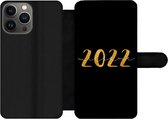 Bookcase Geschikt voor iPhone 13 Pro Max telefoonhoesje - Nieuwjaar - Goud - Welcome 2022 - Spreuken - Quotes - Met vakjes - Wallet case met magneetsluiting