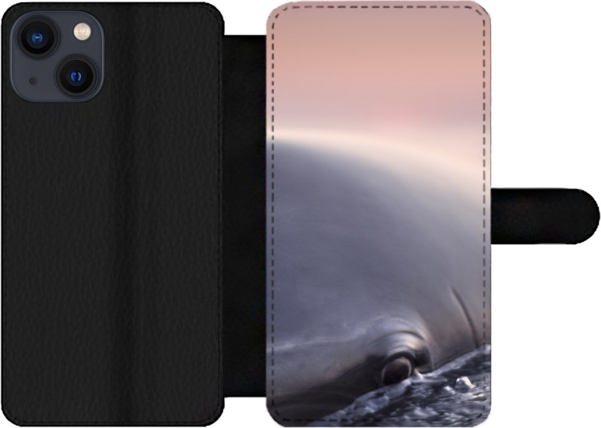 Telefoonhoesje Geschikt voor iPhone 13 telefoonhoesje - Dolfijn - Water - Close up - Met vakjes - Wallet case met magneetsluiting