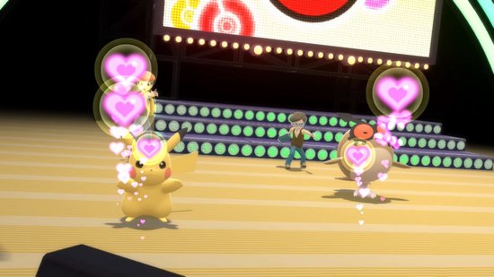Een Pikachu en een Starly die dansen met hartjes om hen heen op een podium.