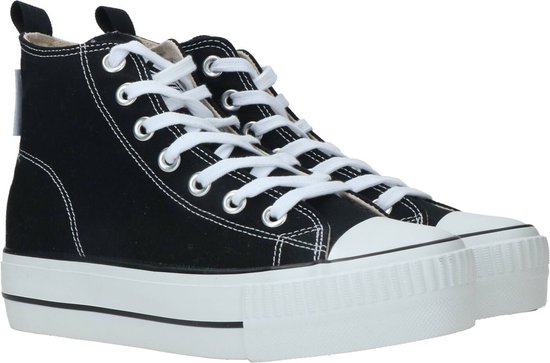 Zwarte hoge canvas sneakers met witte veters, witte stiksels en plateauzool.