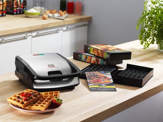 Tefal snackapparaat met wafelplaten en dozen van het snackapparaat.