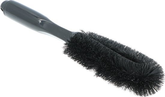 Zwarte velgenborstel met een gedraaide steel voor een goede grip.