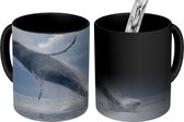 Magische Mok - Foto op Warmte Mok - Uit het water springende walvis - 350 ML - Uitdeelcadeautjes