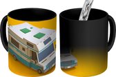 Magische Mok - Foto op Warmte Mok - Camper in isometrische stijl op een gele achtergrond - 350 ML - Uitdeelcadeautjes