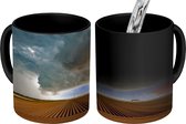 Magische Mok - Foto op Warmte Mokken - Koffiemok - Donkere wolken boven het Nederlandse landschap - Magic Mok - Beker - 350 ML - Theemok