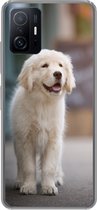 Geschikt voor Xiaomi 11 Lite 5G NE hoesje - Een Golden Retriever puppy lopend op de stoep - Siliconen Telefoonhoesje