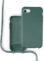 Coverzs Silicone case met koord - Telefoonhoesje met koord - Backcover hoesje met koord - touwtje - geschikt voor Apple iPhone SE 2022 - donkergroen