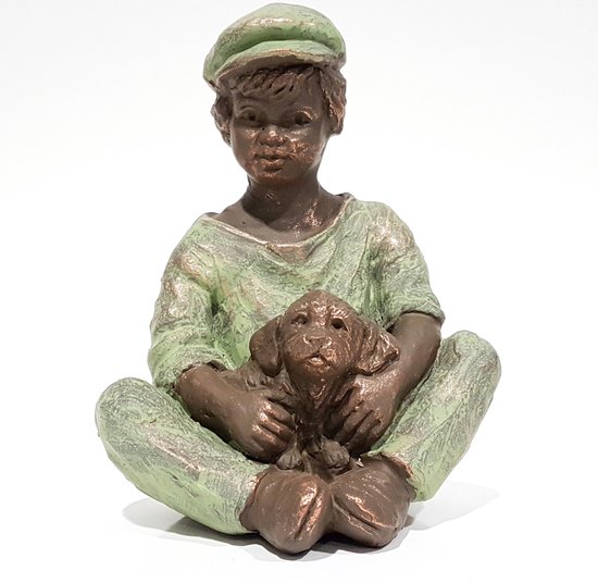 Geert Kunen / Skulptuur / Beeld / Zittende jongen met hond - bruin / groen - 17 x 14 x 23 cm hoog.