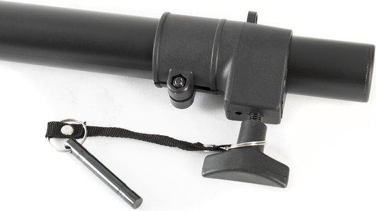 Detail van de zwarte, metalen afstandsstang liggend met klem, schroef en metalen pin.