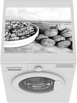 Wasmachine beschermer mat - Hele en gekrakte walnoten op een houten tafel - zwart wit - Breedte 55 cm x hoogte 45 cm