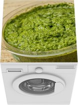 Wasmachine beschermer mat - Een close-up van een bakje pesto - Breedte 60 cm x hoogte 60 cm