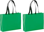 2x stuks draagtassen/goodie-bag/schoudertassen/boodschappentassen in de kleur groen 40 x 32 x 11 cm