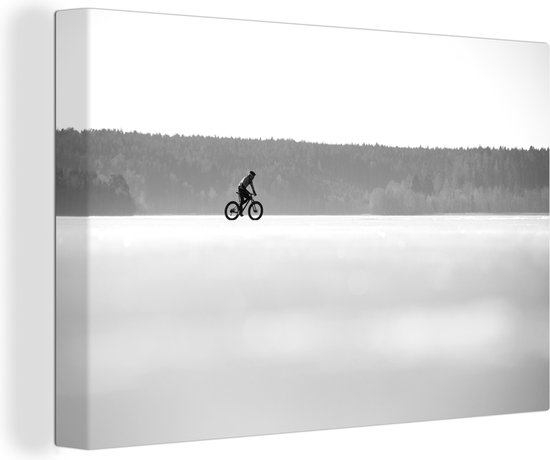 Canvas Schilderij Fietsen door de Zweedse natuur - zwart wit - 60x40 cm - Wanddecoratie