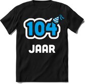 104 Jaar Feest kado T-Shirt Heren / Dames - Perfect Verjaardag Cadeau Shirt - Wit / Blauw - Maat XL