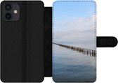 Bookcase Geschikt voor iPhone 12 Mini telefoonhoesje - Noordzee - Wolken - Water - Met vakjes - Wallet case met magneetsluiting