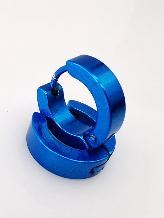 Chirurgisch staal blauw metallic kleurig oorringen. Deze oorring is zowel geschikt voor heer, dame of jongens.