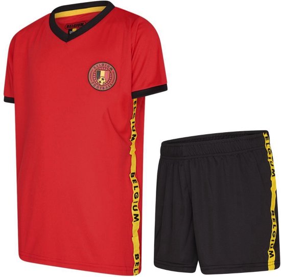 Voetbaltenue bestaande uit een rood shirt en zwarte broek met gele accenten.