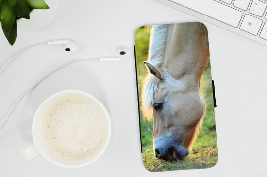 Bookcase pour iPhone 11 Pro Max Bookcase - Cheval du fjord broutant un jour d'été - Avec poches - Étui portefeuille avec fermeture magnétique