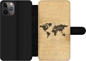 Bookcase Geschikt voor iPhone 11 Pro Max telefoonhoesje - Wereldkaart - Bruin - Quote - Met vakjes - Wallet case met magneetsluiting