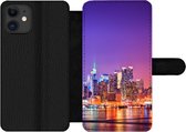 Bookcase Geschikt voor iPhone 11 telefoonhoesje - New York - Skyline - Paars - Met vakjes - Wallet case met magneetsluiting
