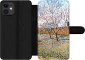 Bookcase Geschikt voor iPhone 11 telefoonhoesje - Bloeiende perzikboom - Vincent van Gogh - Met vakjes - Wallet case met magneetsluiting