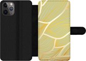 Bookcase Geschikt voor iPhone 11 Pro Max telefoonhoesje - Gouden golven op een groene achtergrond - Met vakjes - Wallet case met magneetsluiting