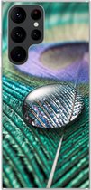 Geschikt voor Samsung Galaxy S22 Ultra hoesje - Close-up van een waterdruppel op de veer van een pauw - Siliconen Telefoonhoesje