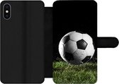 Bookcase Geschikt voor iPhone XS telefoonhoesje - Voetbal in het gras - Met vakjes - Wallet case met magneetsluiting