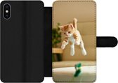 Bookcase Geschikt voor iPhone XS Max telefoonhoesje - Kat - Spring - Speelgoed - Met vakjes - Wallet case met magneetsluiting