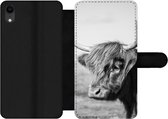 Bookcase Geschikt voor iPhone XR telefoonhoesje - Schotse Hooglander - Dieren - Zwart - Wit - Met vakjes - Wallet case met magneetsluiting